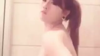 هوس فموي: فتاة مشاغبة تمص قضيب الرجل الراكع بطريقة مبللة