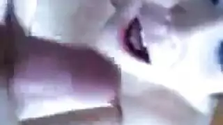 فتاة رشيقة تتعامل مع قضيب صلب بحلقها ثم تفتح للجنس العنيف