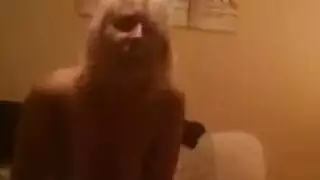 فتاة شقراء ذات أثداء ضخمة تتعرض لعملية جماعية على الأريكة