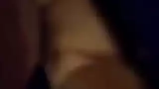 شرج في الزي المدرسي النشيط داخل الفصل