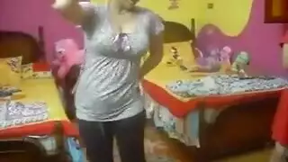 رقص فاضح لعاهرة عربية واهتزاز أثدائها