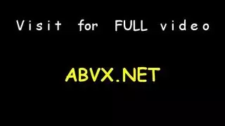 تدليك بورن: مص حلمتيها الصلبة على الطاولة