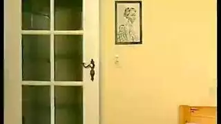 فيلم جنسي ألماني قديم: جماع جماعي في حظيرة